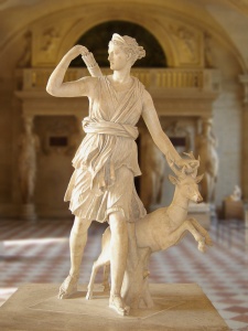 Diane de Versailles, copie romaine d'un original grec de 330 av. J.-C. (?), musée du Louvre. Image prise sur Wikipédia.