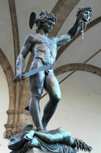 Persée sous une arcade de la Loggia, CELLINI,  sculpture en bronze, 1545, Florence, Italie.